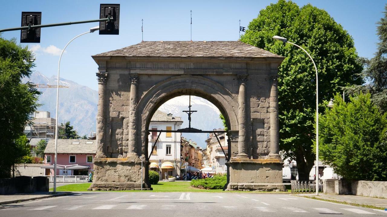 Nuovo Appartamento In Centro Con Posto Auto Incluso Aosta Bagian luar foto